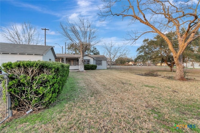 2901 Lone Tree Rd, Victoria, TX 77901 - view of grassy yard featuring a sunroom