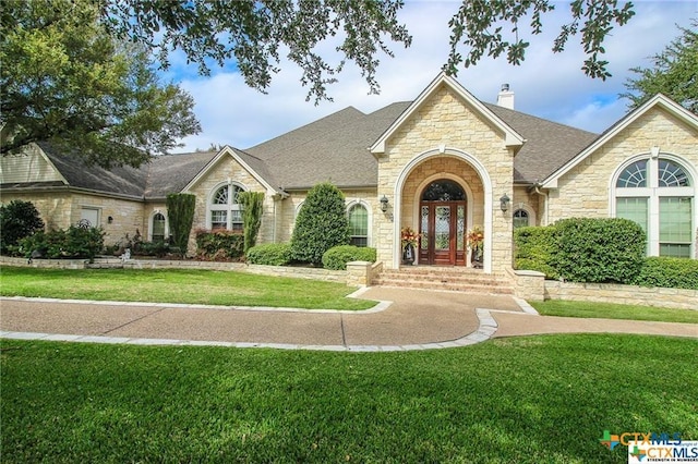 view of front facade featuring a front lawn