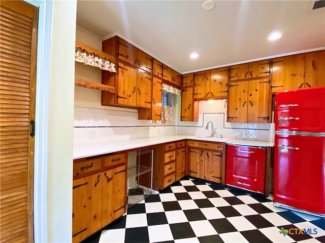 kitchen with sink, refrigerator, decorative backsplash, and dishwashing machine