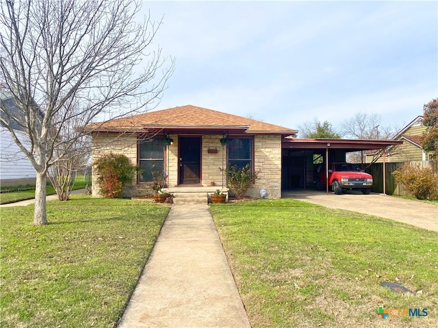 view of front of house featuring a carport and a front lawn