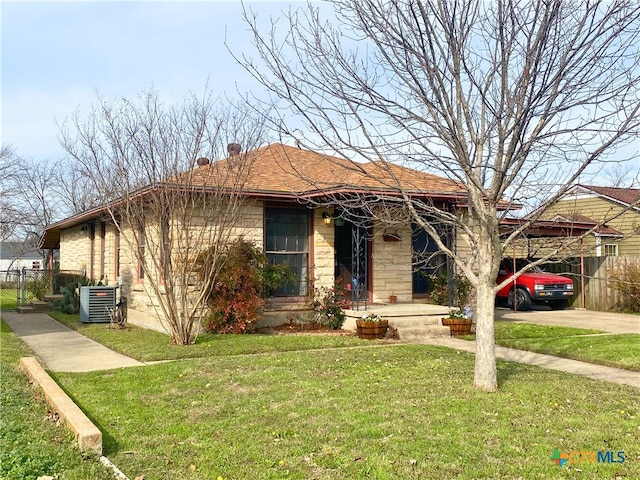 view of front of house with a front lawn