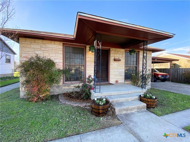 view of front of home featuring a front lawn