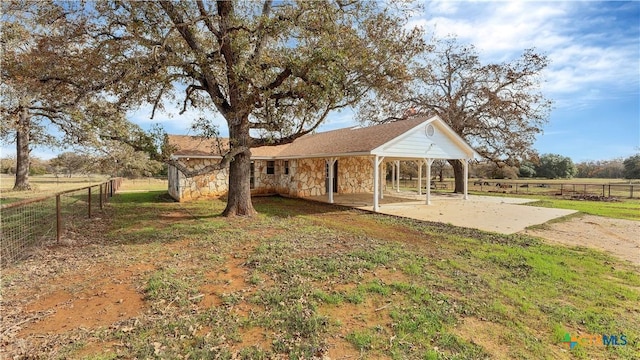 view of yard featuring a rural view