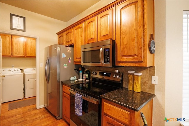 6 S Bobcat Ct, Belton, TX 76513 - kitchen with stainless steel appliances, independent washer and dryer, backsplash, light wood finished floors, and dark stone countertops