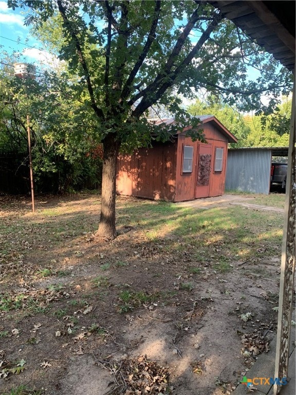 view of yard with a storage unit