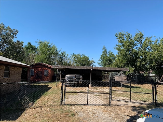 view of front of home featuring a front yard and a carport