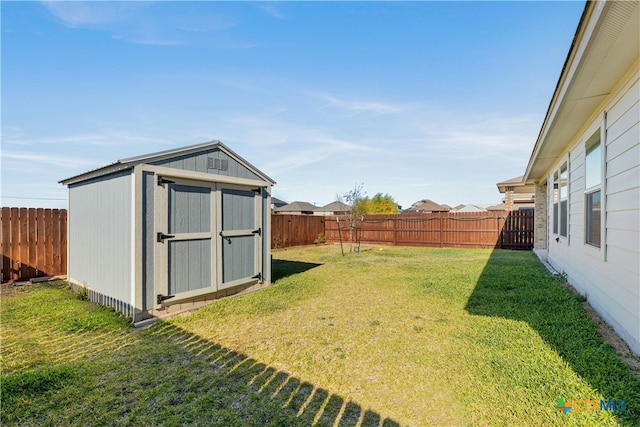 view of yard with a storage unit