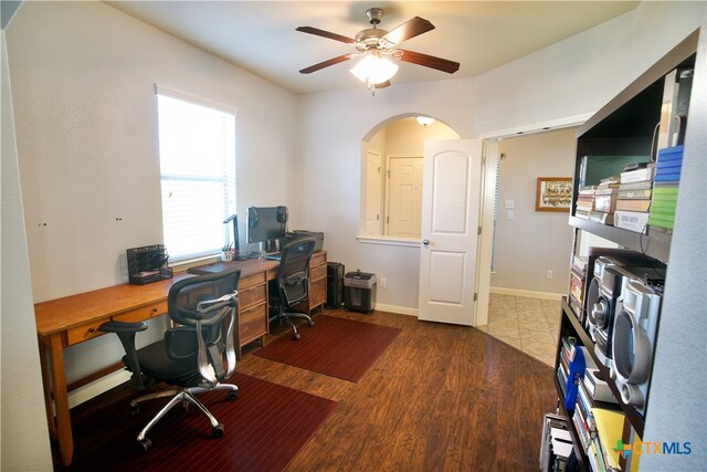 office area with dark wood-type flooring and ceiling fan