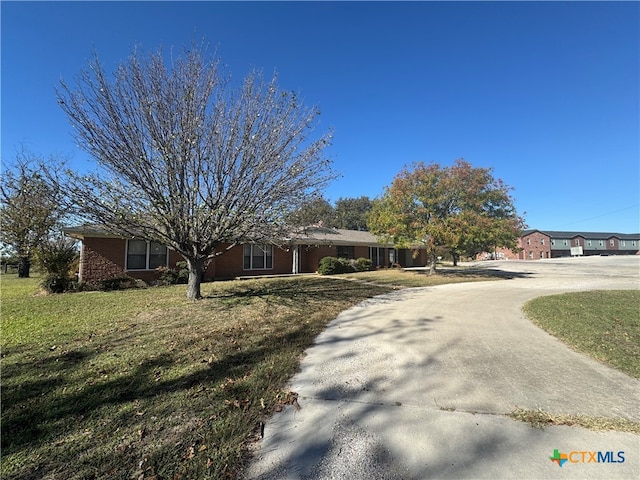 view of front of house featuring a front lawn