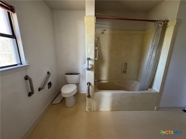 bathroom featuring shower / tub combo with curtain and toilet