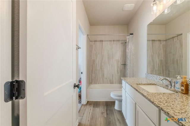707 Winscott Ave, Temple, TX 76502 - bathroom featuring wood finished floors, toilet, vanity, and shower / bath combination with curtain