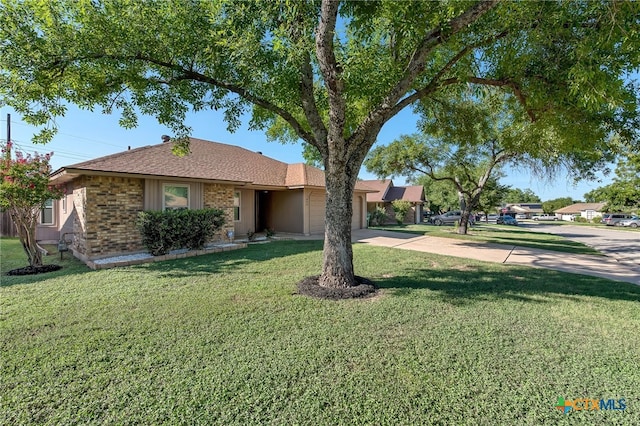 view of front of house featuring a front yard and a garage