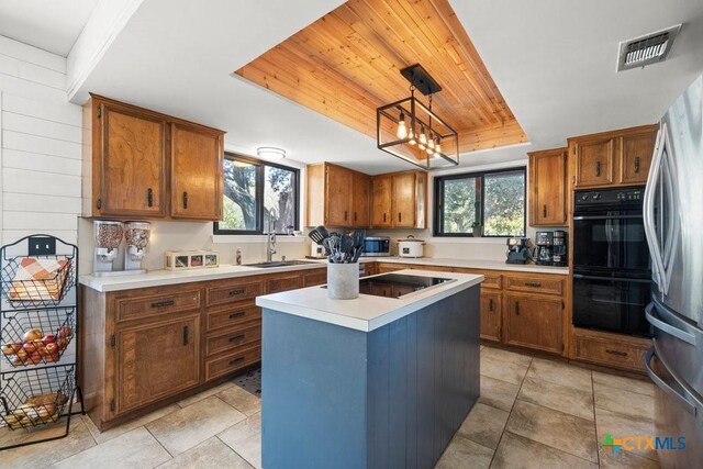 laundry room featuring cabinets, washing machine and dryer, and light tile patterned floors