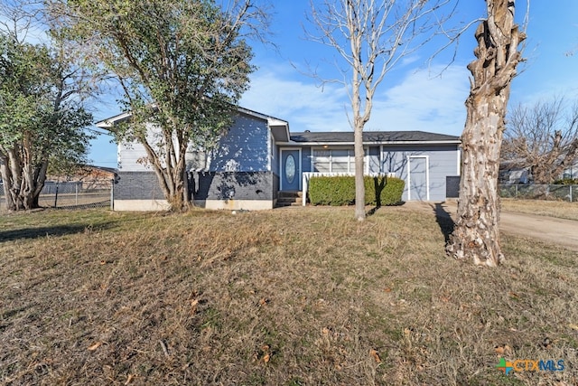 view of front of property featuring a front lawn