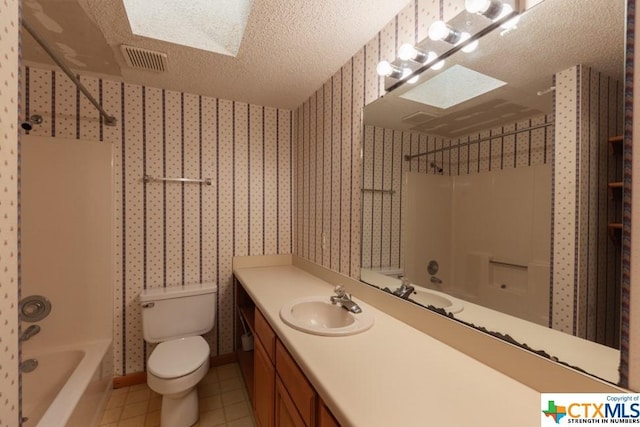 121 S Scenic Loop, Canyon Lake, TX 78133 - full bathroom with wallpapered walls, washtub / shower combination, toilet, vanity, and a textured ceiling