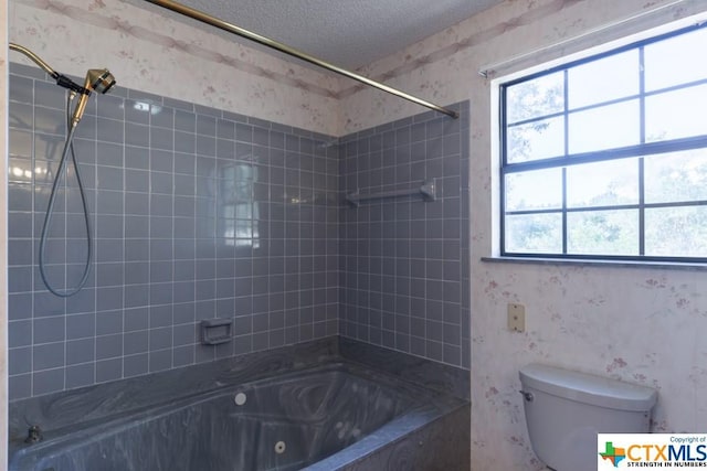 121 S Scenic Loop, Canyon Lake, TX 78133 - full bathroom featuring toilet, a combined bath / shower with jetted tub, and a textured ceiling