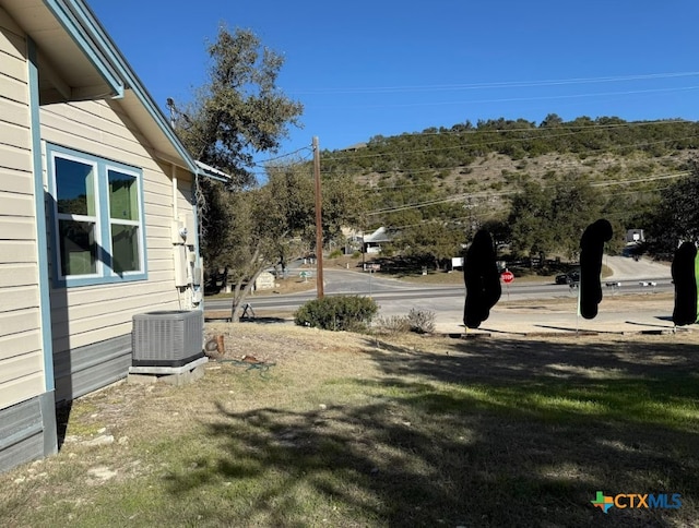 view of yard featuring central AC unit