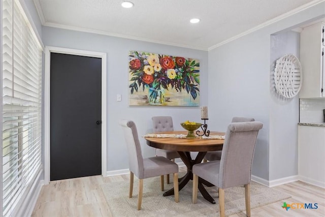 dining space featuring light wood-type flooring, crown molding, baseboards, and recessed lighting