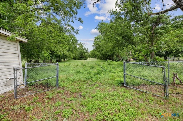 1304 E French Ave, Temple, TX 76501 - view of yard featuring a gate
