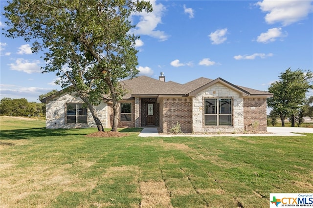 view of front of property featuring a front yard