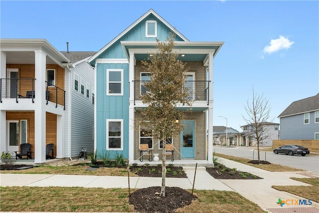 view of front of home featuring a balcony and covered porch