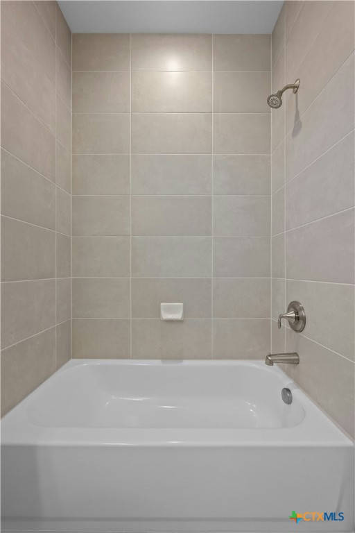 bathroom with tiled shower / bath combo