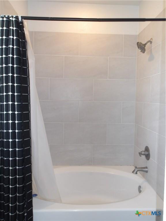 bathroom featuring shower / bath combo