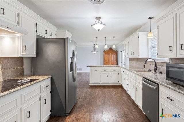 kitchen featuring appliances with stainless steel finishes, white cabinetry, a peninsula, and a sink