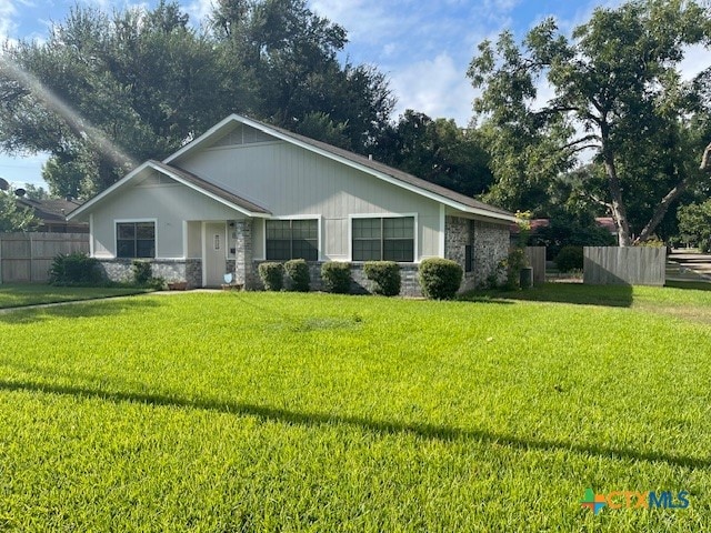 ranch-style house featuring a front lawn