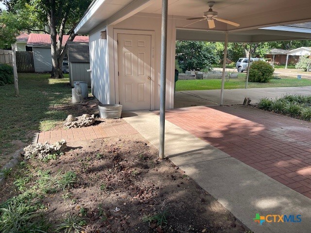 view of patio with a carport and ceiling fan