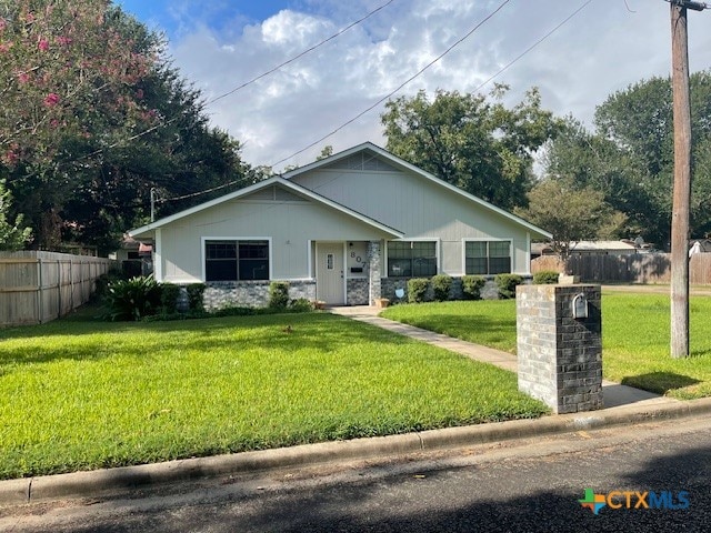 view of front facade with a front yard