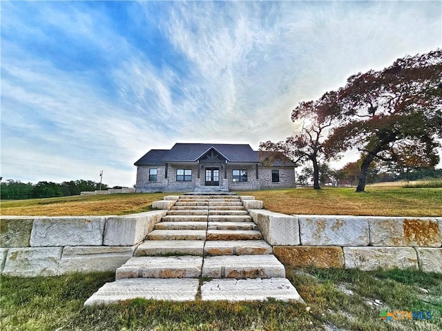 view of front of property with a front lawn