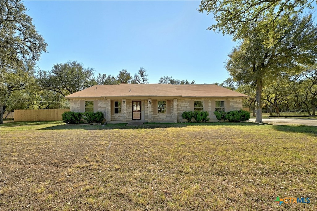 ranch-style house featuring a front yard