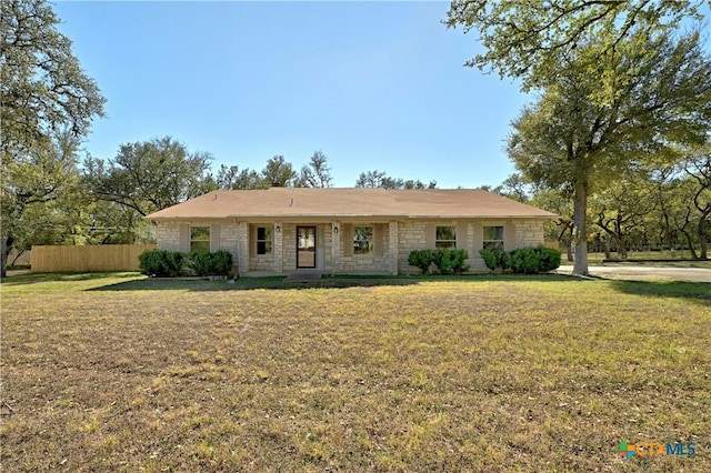 ranch-style house featuring a front yard