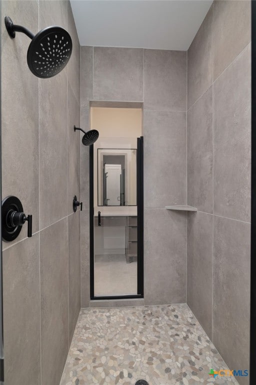 bathroom featuring a tile shower
