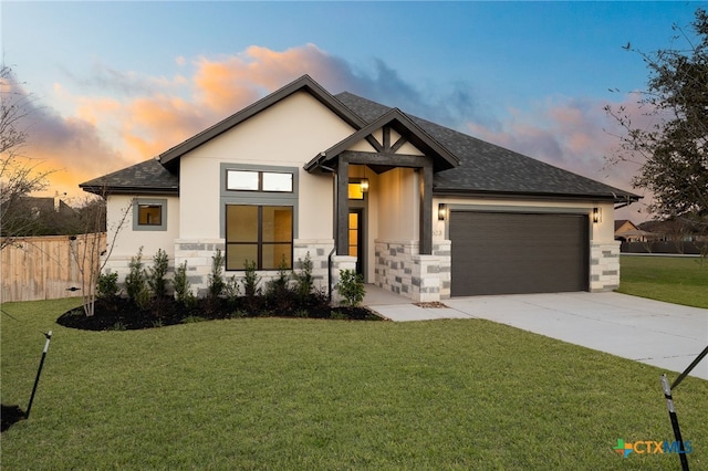 view of front of house featuring stucco siding, a garage, a front yard, and a shingled roof