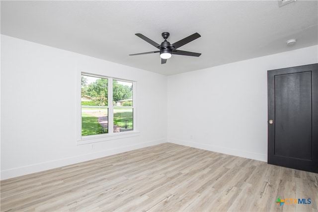 unfurnished room with ceiling fan, a textured ceiling, and light hardwood / wood-style floors