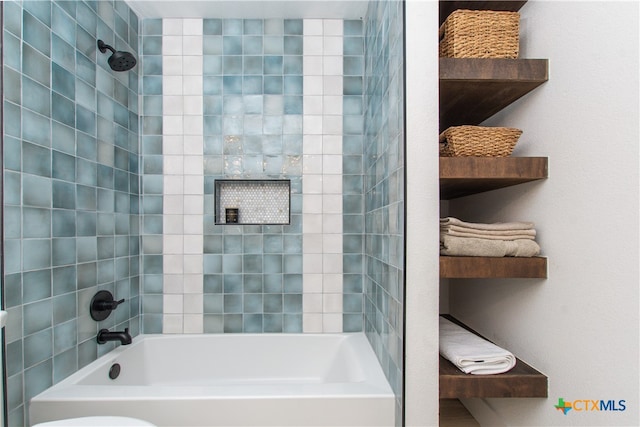 bathroom featuring tiled shower / bath