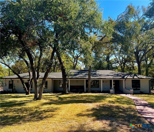 single story home featuring a front yard