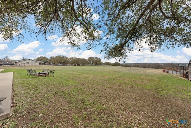 view of yard featuring a rural view