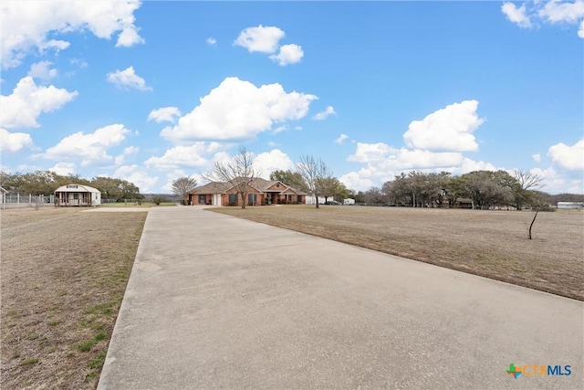 view of front of property featuring a front yard