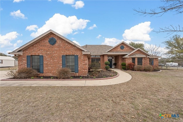 view of front of property featuring a front yard