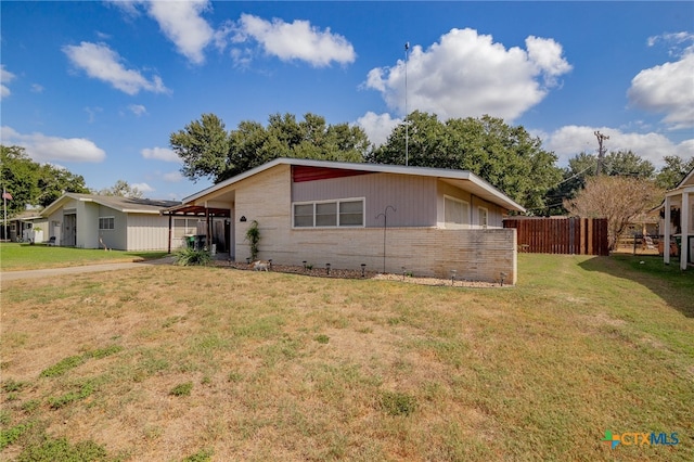 view of front of home with a front lawn