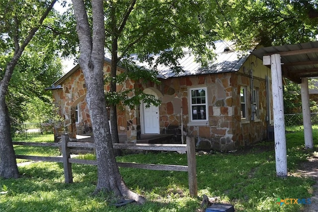 view of front facade featuring a front lawn