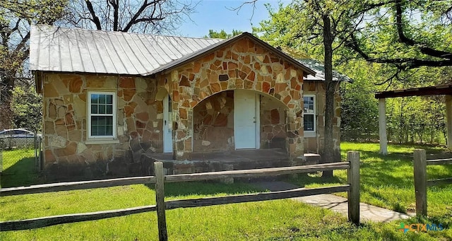 view of outdoor structure featuring a yard