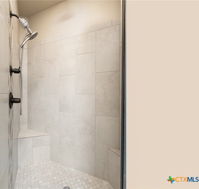 bathroom featuring a tile shower