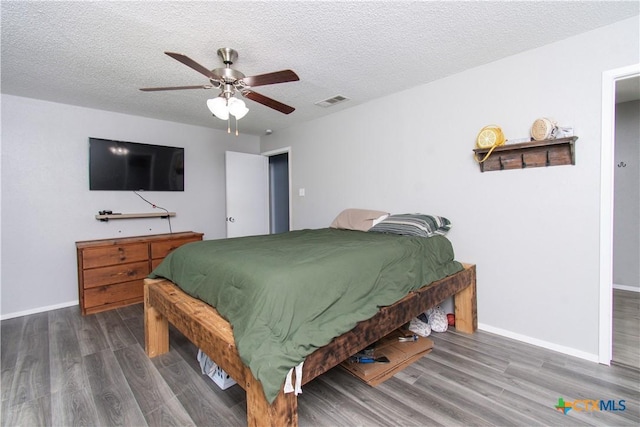3605 Pleasing Cir, Killeen, TX 76542 - bedroom with wood finished floors, a textured ceiling, and ceiling fan