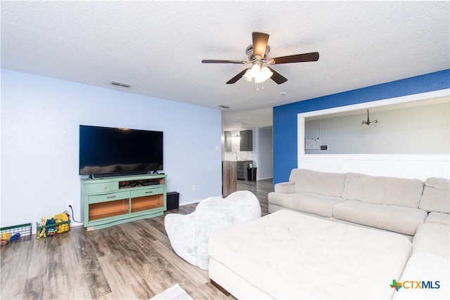 3605 Pleasing Cir, Killeen, TX 76542 - living area featuring a ceiling fan, wood finished floors, and a textured ceiling