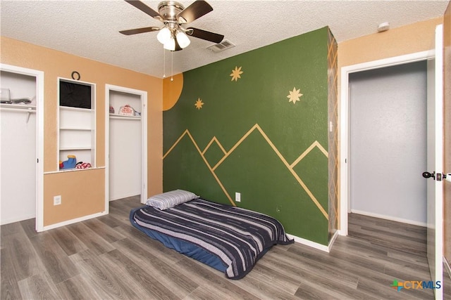 3605 Pleasing Cir, Killeen, TX 76542 - bedroom featuring wood finished floors, a textured ceiling, and a ceiling fan
