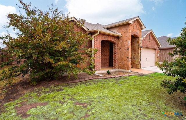 view of front of home featuring a front yard and a garage